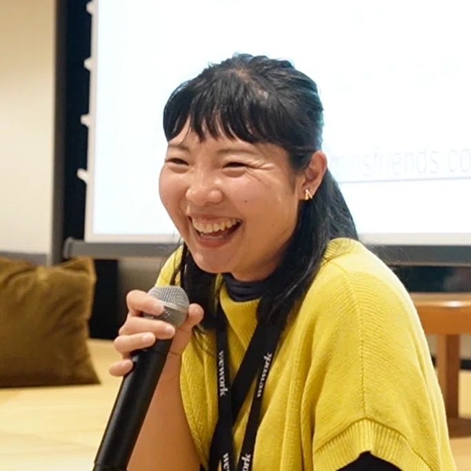 マイクを持って話す吉田恵